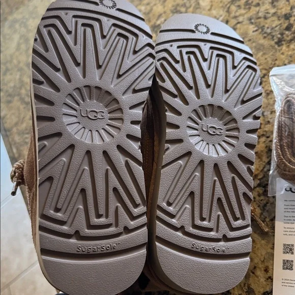 Brand New UGG Lowmel women’s size 7 - Picture 4 of 5